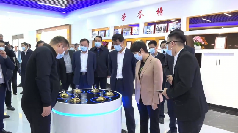 揚州市委書記張寶娟，市長王進健蒞臨我司參觀。